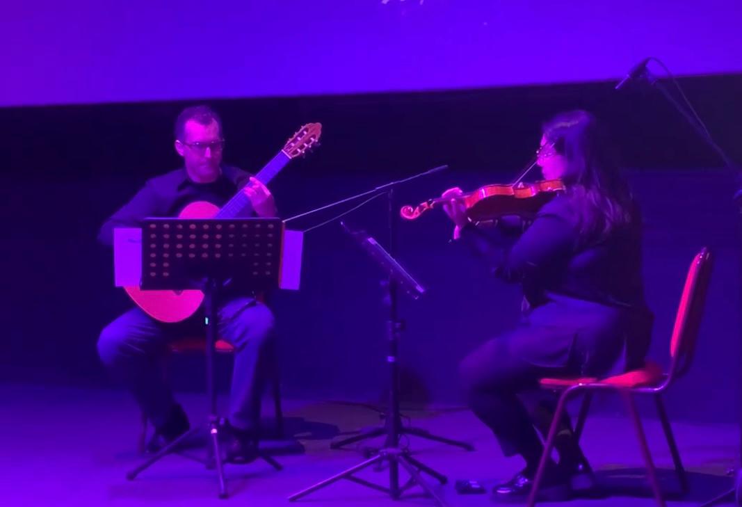 Presentaciones del dúo de guitarra y violín con Makarena Mendoza